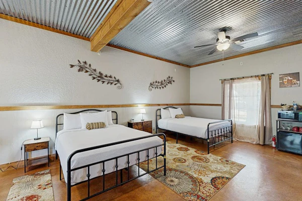 Romantic, dog-friendly cabin with on-site courtyard, close to wineries