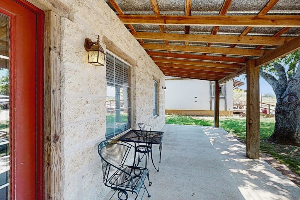 Romantic, dog-friendly cabin with on-site courtyard, close to wineries