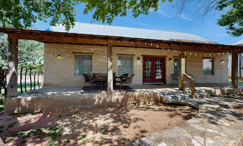 Romantic, dog-friendly cabin with on-site courtyard, close to wineries