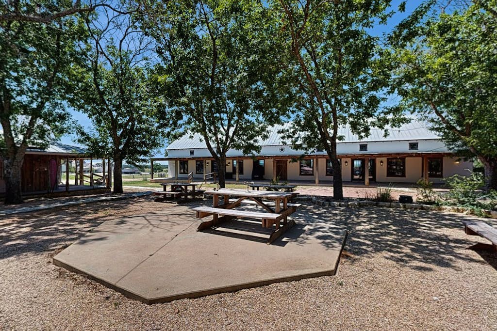 Romantic, dog-friendly cabin with on-site courtyard, close to wineries