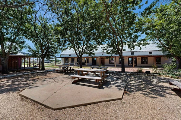 Romantic, dog-friendly cabin with on-site courtyard, close to wineries