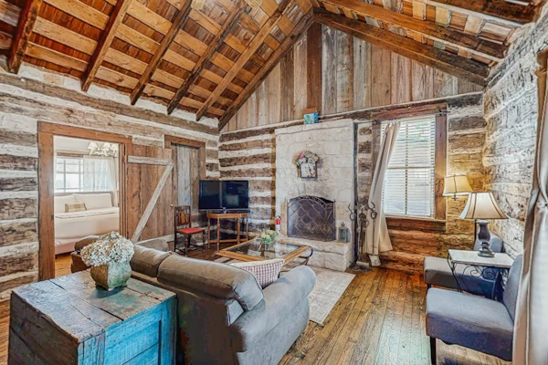 Dog-friendly suite with a fireplace - 290 wine tasting trail.