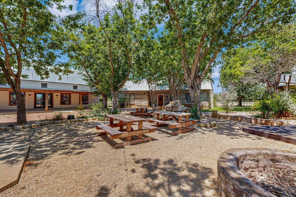 Dog-friendly suite with a fireplace - 290 wine tasting trail.