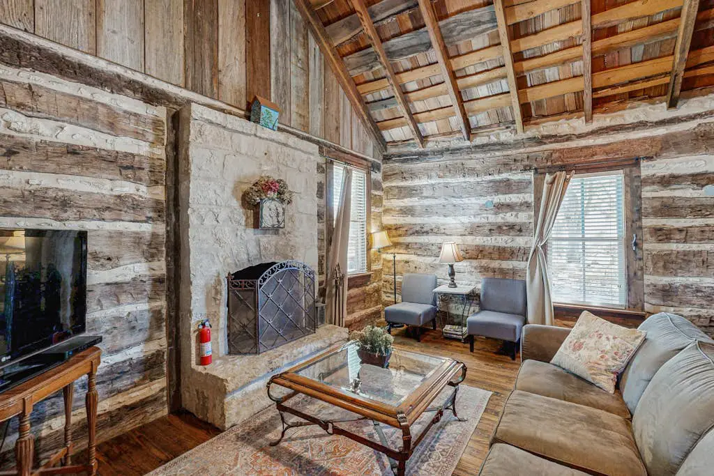 Historic Rocky Hill - Champagne Suite