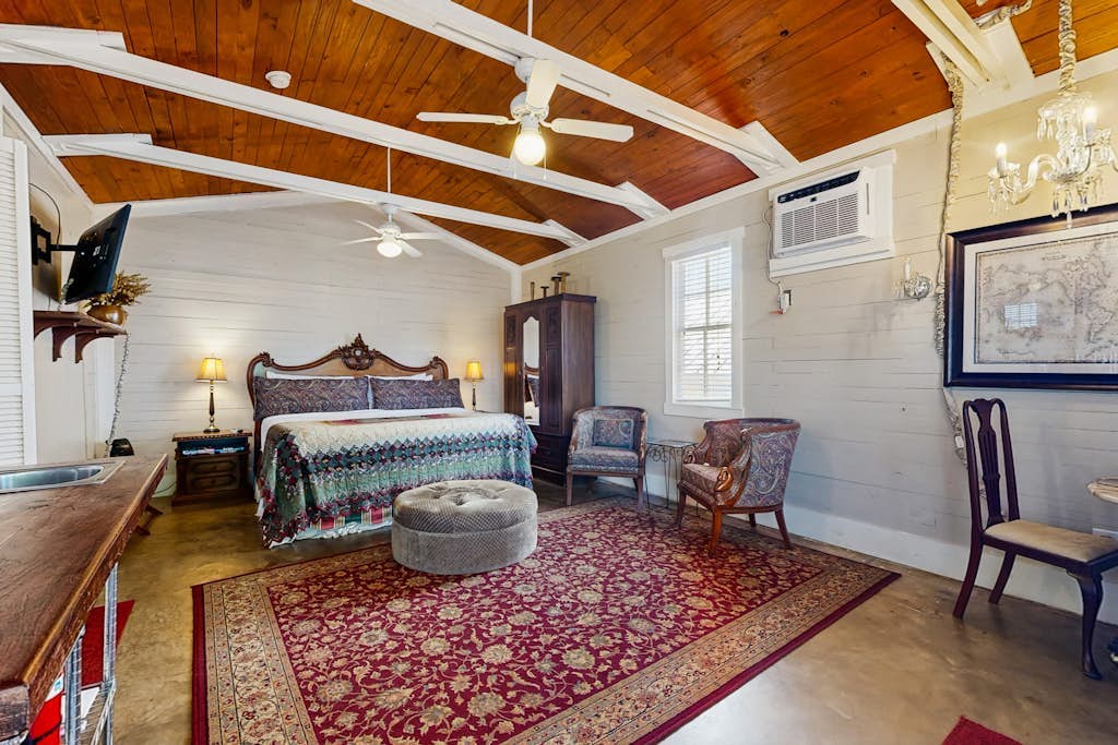 Romantic studio suite with a jetted tub & old-world comfort