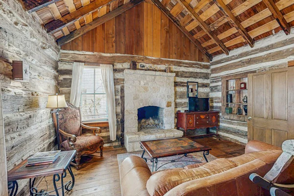 Lovely dog-friendly suite with tasting rooms along Hwy 290 Wine Trail