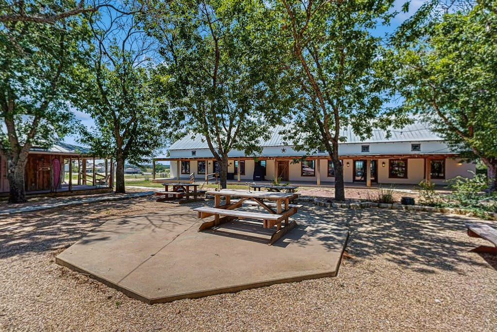 Lovely dog-friendly suite with tasting rooms along Hwy 290 Wine Trail