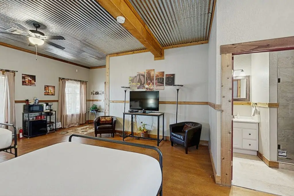 Historic Rocky Hill- Full Property