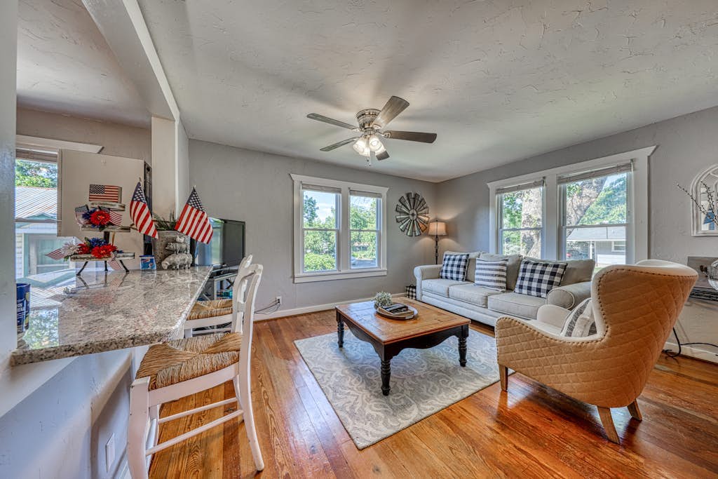 Dog-friendly home w/ pergola, free WiFi & full kitchen