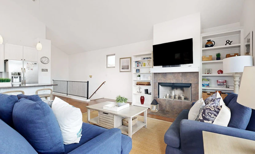 Immaculate Hill Country home with furnished deck, fireplace & ping-pong table