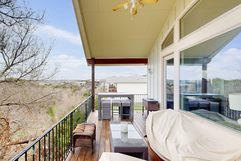 Immaculate Hill Country home with furnished deck, fireplace & ping-pong table