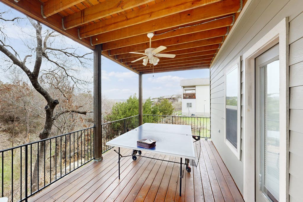Immaculate Hill Country home with furnished deck, fireplace & ping-pong table