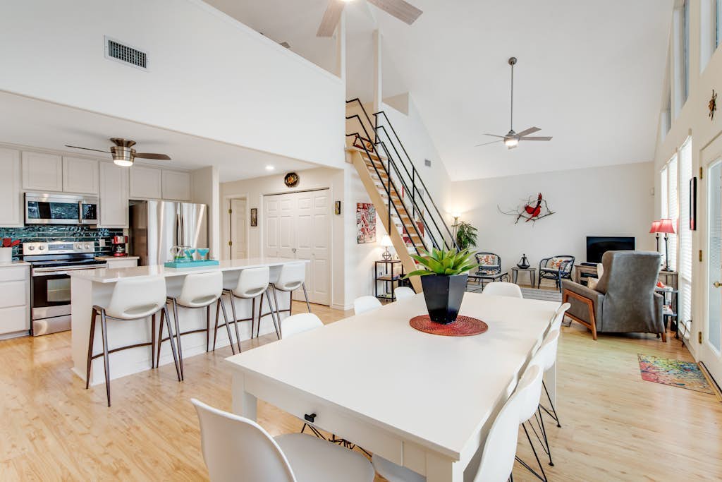 Peaceful, modern home close to Lago Vista with large deck & balcony