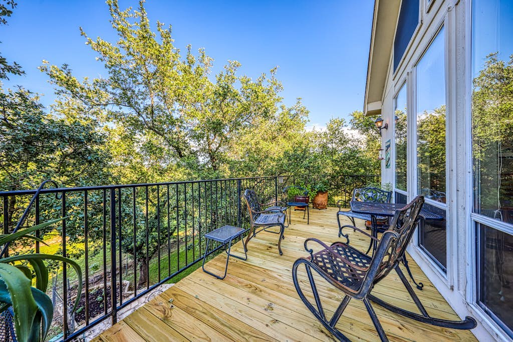Peaceful, modern home close to Lago Vista with large deck & balcony