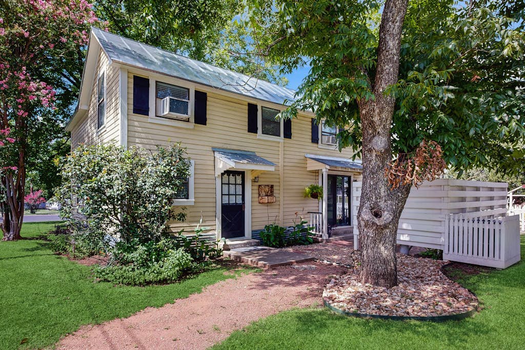 Beautiful two-level farmhouse w/ garden views, free WiFi, & outdoor dining area