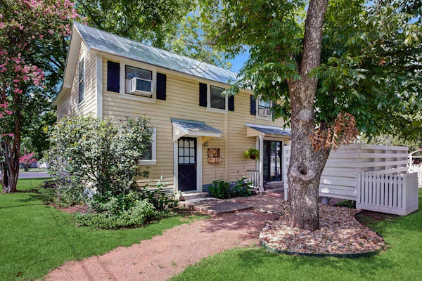 Beautiful two-level farmhouse w/ garden views, free WiFi, & outdoor dining area