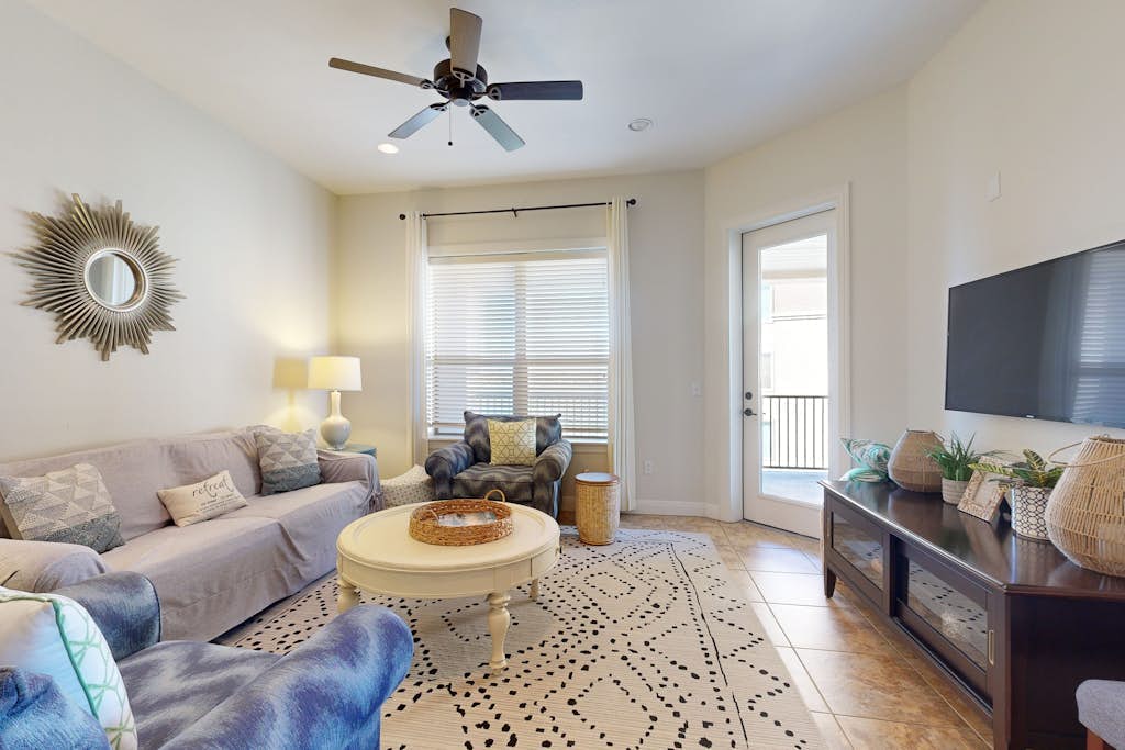 Hill country corner condo at The Waters - central AC, lake views & Pool