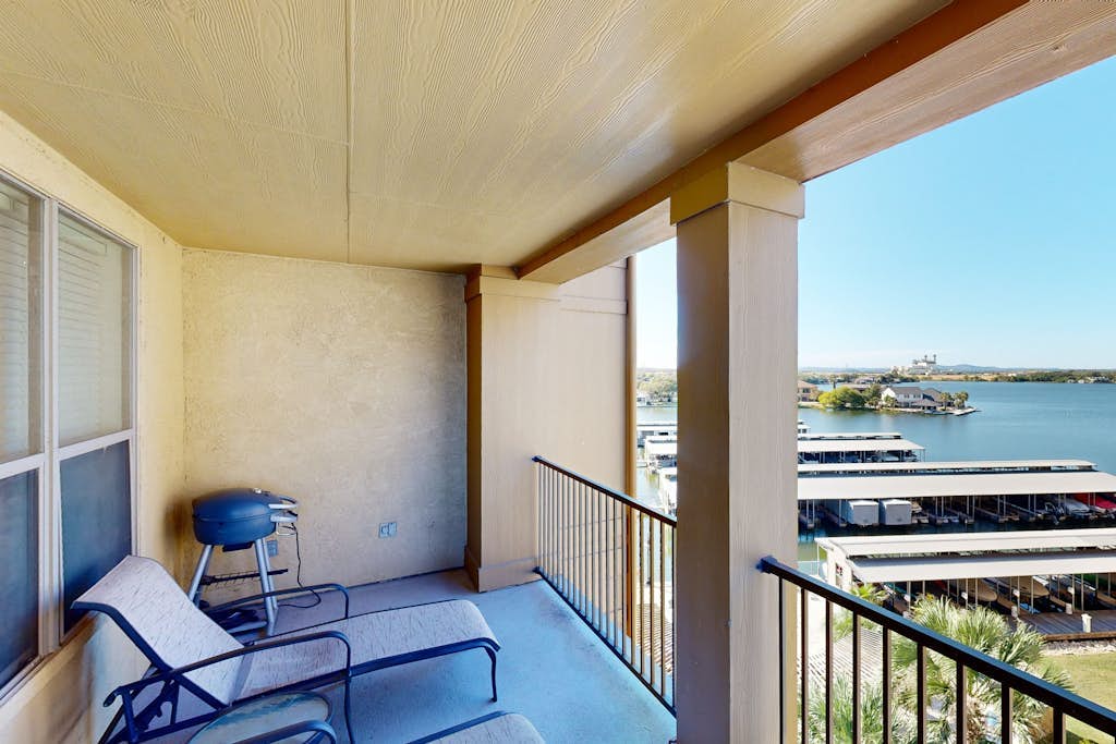 Hill country corner condo at The Waters - central AC, lake views & Pool