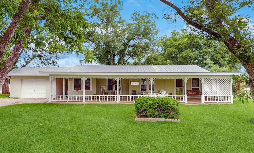 Family-friendly home w/large enclosed yard, garden views, and near Main St