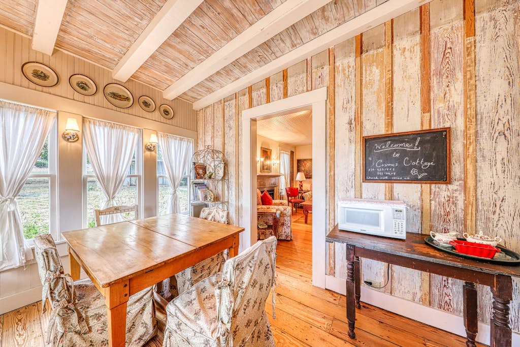 Historic, farmhouse with lush covered patio - near wineries & Main St.