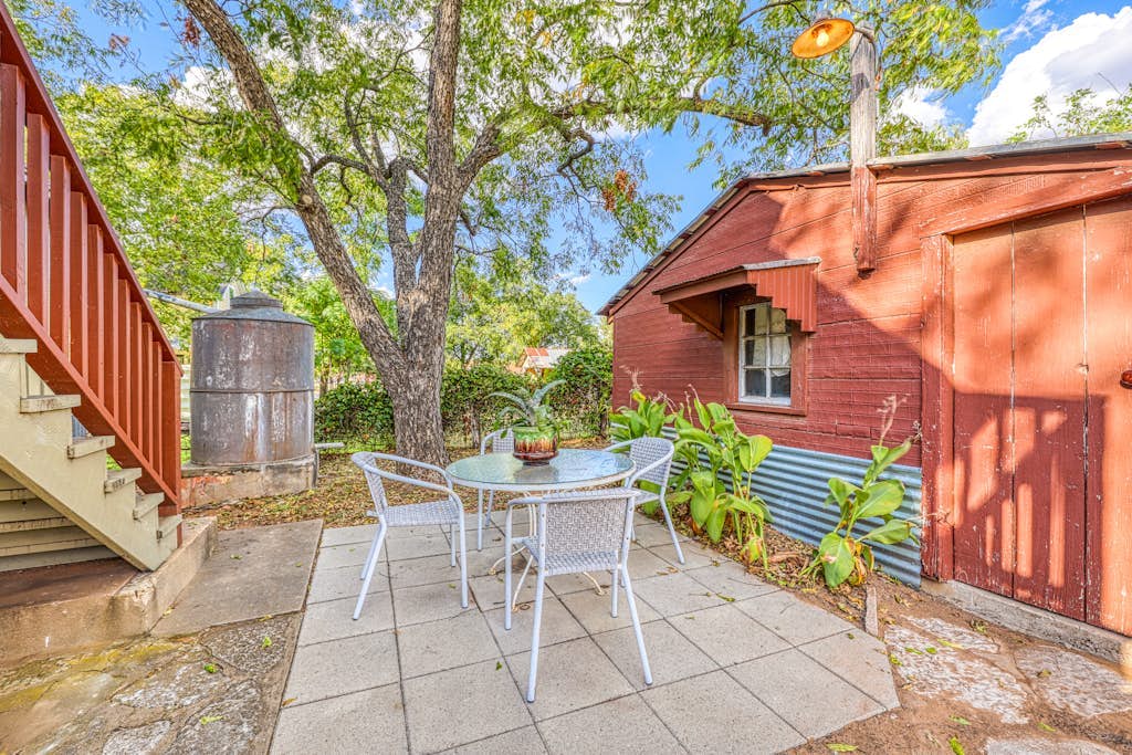 Historic, farmhouse with lush covered patio - near wineries & Main St.