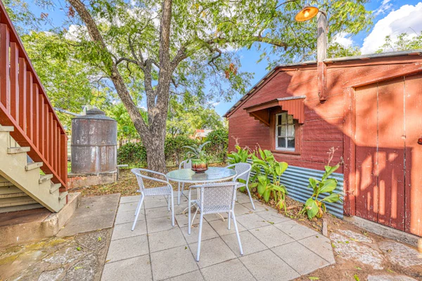 Historic, farmhouse with lush covered patio - near wineries & Main St.
