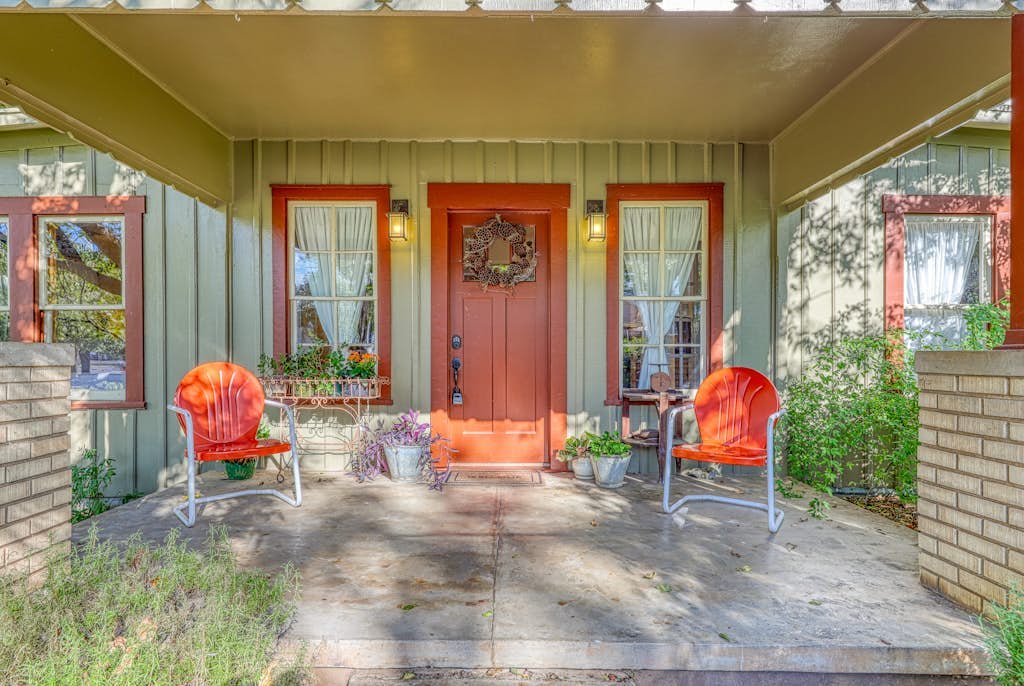 Historic, farmhouse with lush covered patio - near wineries & Main St.