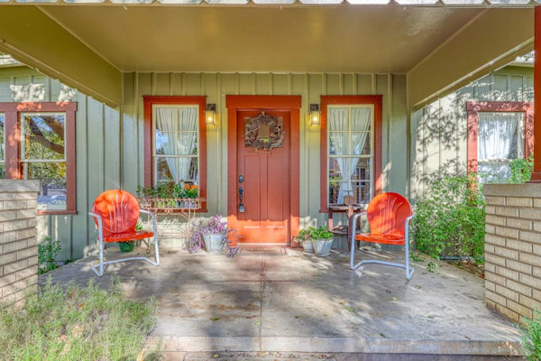Historic, farmhouse with lush covered patio - near wineries & Main St.