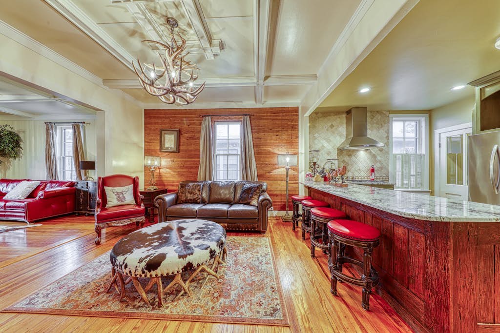 Three lovely homes, group-/family-friendly, near downtown, 2 dogs OK
