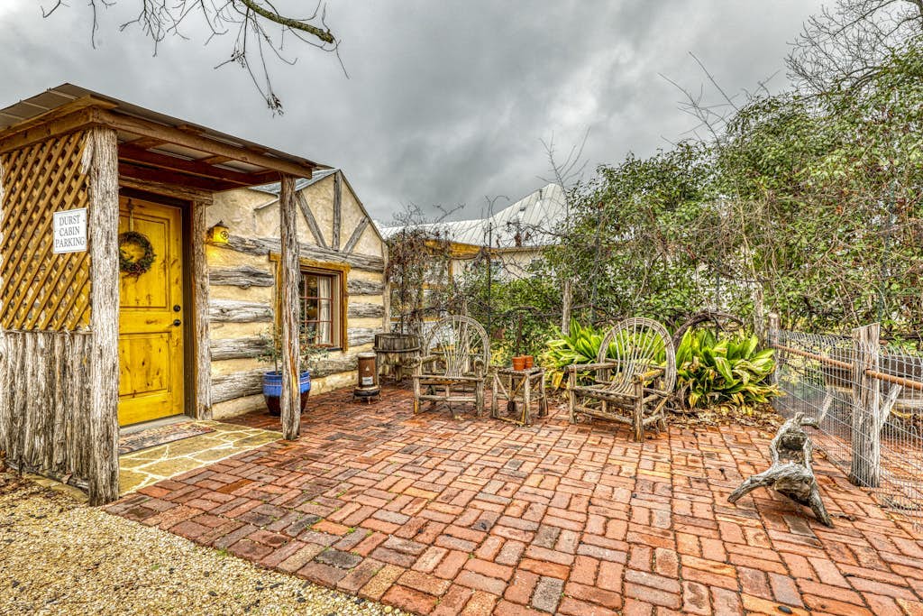 Three lovely homes, group-/family-friendly, near downtown, 2 dogs OK