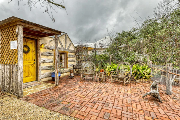 Three lovely homes, group-/family-friendly, near downtown, 2 dogs OK