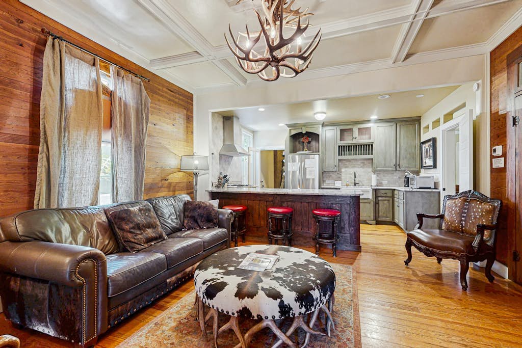 Peaceful home right near downtown - walk everywhere, 2 dogs welcome