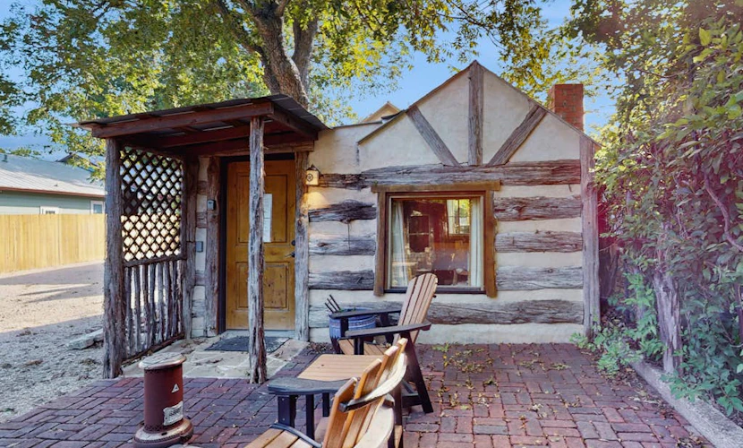 Romantic cabin with a patio - walk to restaurants, tasting rooms & more