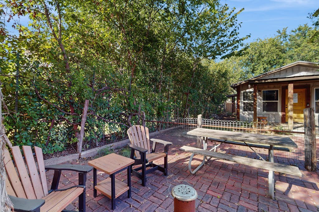 Romantic cabin with a patio - walk to restaurants, tasting rooms & more