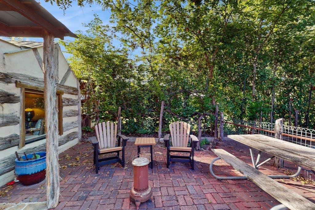 Romantic cabin with a patio - walk to restaurants, tasting rooms & more