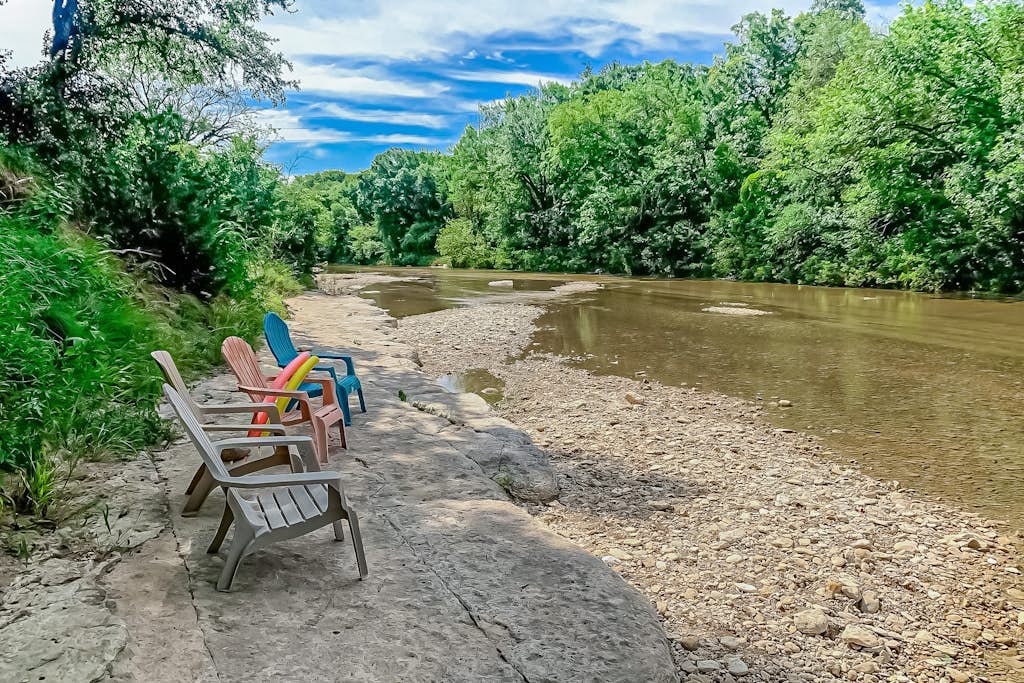 Cozy home near river access with firepit & playground