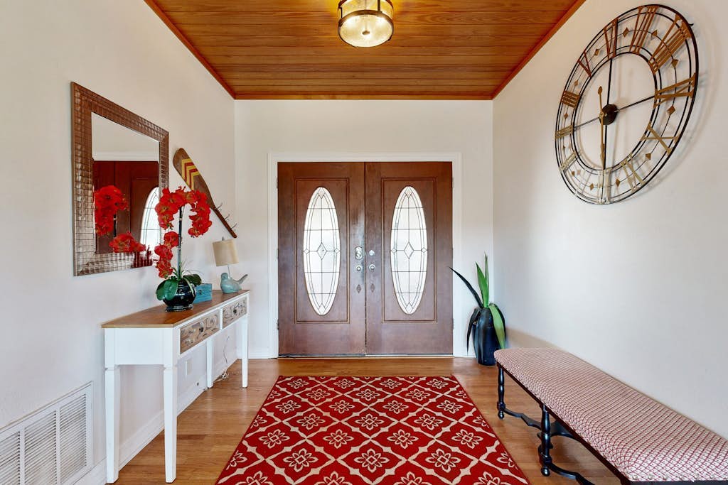 Regal riverfront home with 2 cabins - 2 miles to marina