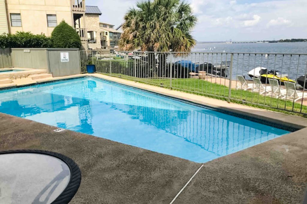 Condo Near Lake Horseshoe Bay w/ Private Balcony, Washer/Dryer, A/C, WiFi