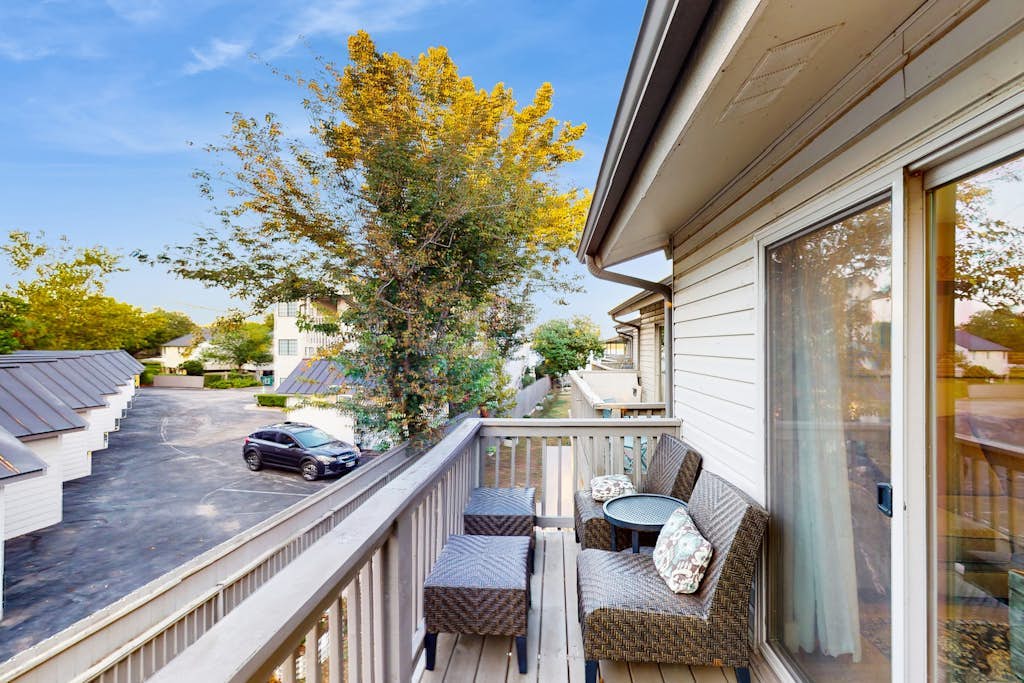 Condo Near Lake Horseshoe Bay w/ Private Balcony, Washer/Dryer, A/C, WiFi