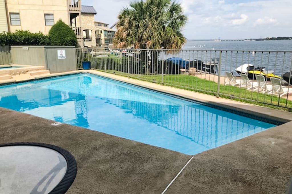 Contemporary, dog-friendly townhouse with balcony, pool & day docks