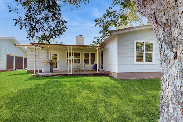 Dog-friendly home w/ a furnished patio, free WiFi, & central A/C- near cove