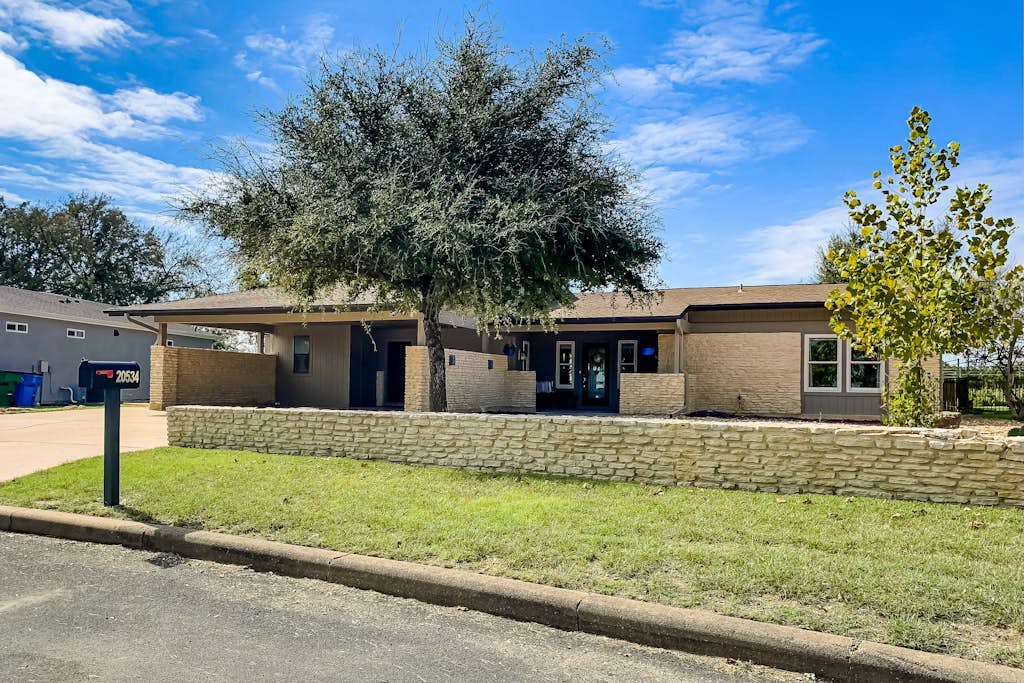 Peaceful mid-century escape with screened porch & lake access
