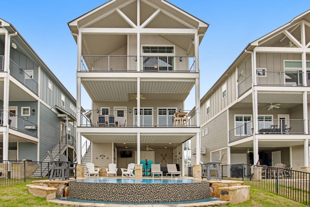 Lakefront house w/pool, kayaks, ping-pong, gas grill, & paddle boards