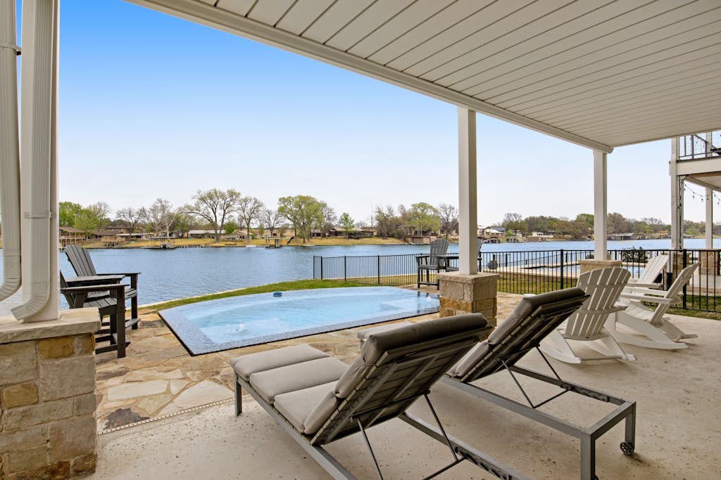 Lakefront house w/pool, kayaks, ping-pong, gas grill, & paddle boards