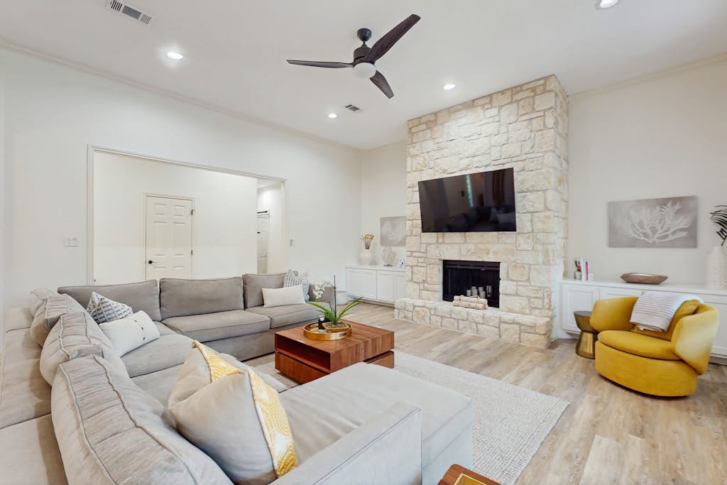 Modern home near Lake LBJ with enclosed yard, patio, grill & central AC