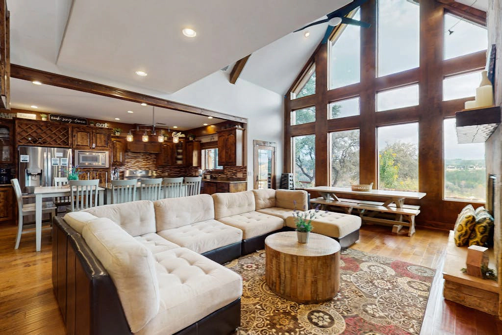 Spicewood Sunset Lake Villa
