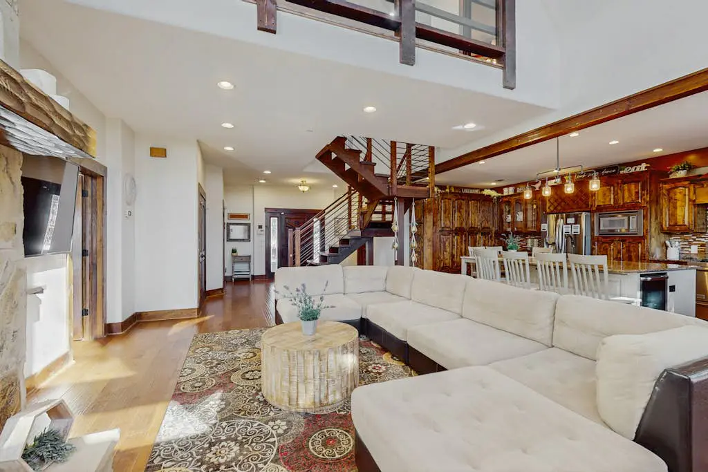 Spicewood Sunset Lake Villa