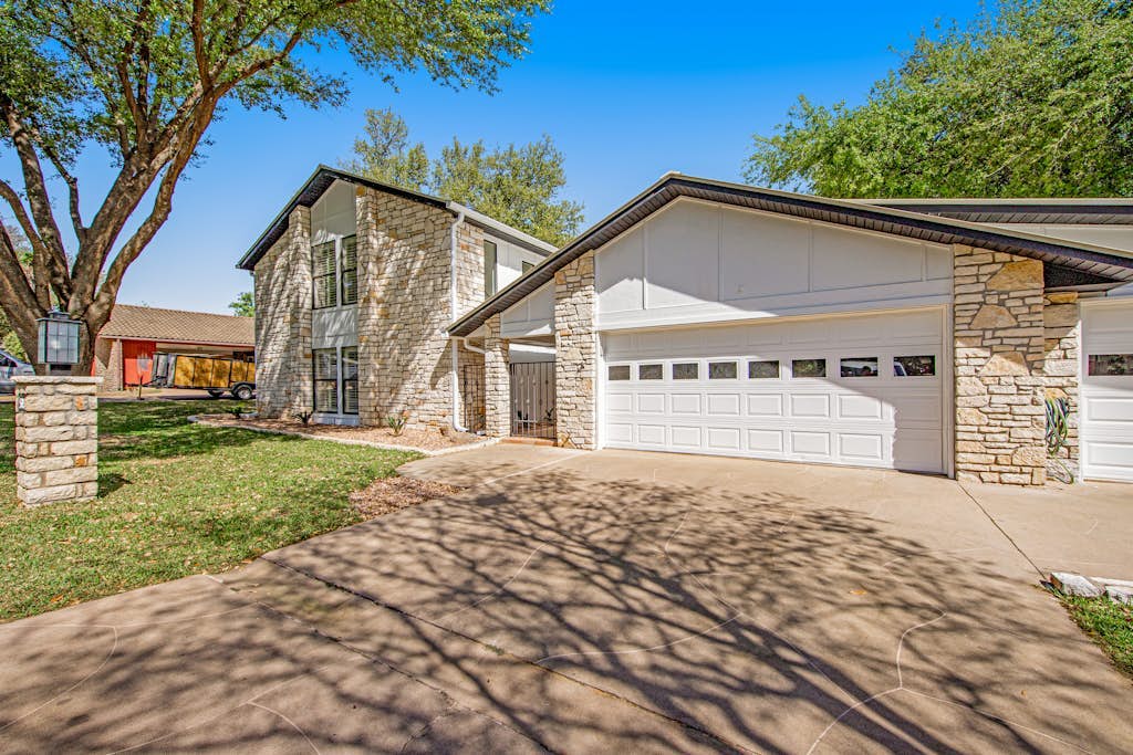 Spacious & elegant haven with huge yard, updated interior, AC, & fast WiFi