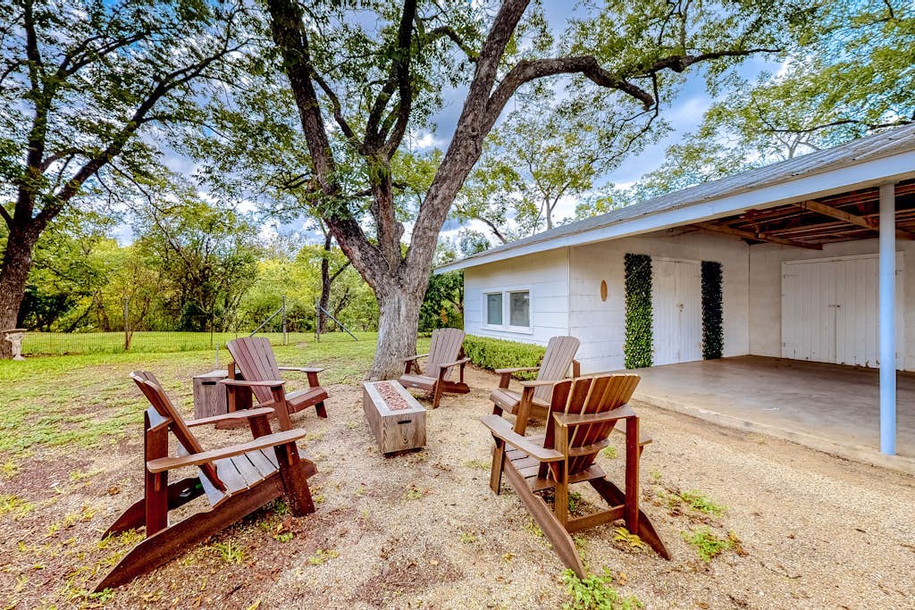 Enchanting home with fireplace, full kitchen, patio, central AC, & washer/dryer