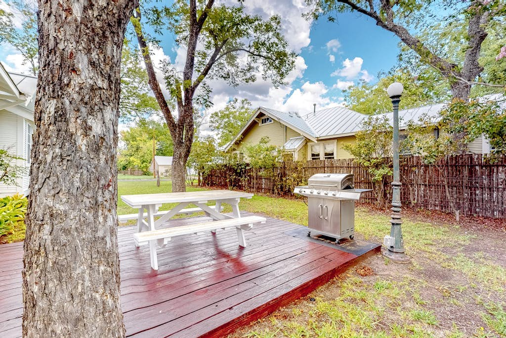 Enchanting home with fireplace, full kitchen, patio, central AC, & washer/dryer